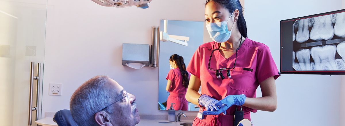 Deux dentistes en discussion devant des radiographies